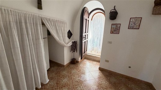Villa Panoramica In Buone Condizioni Con Trullo Comunicante.